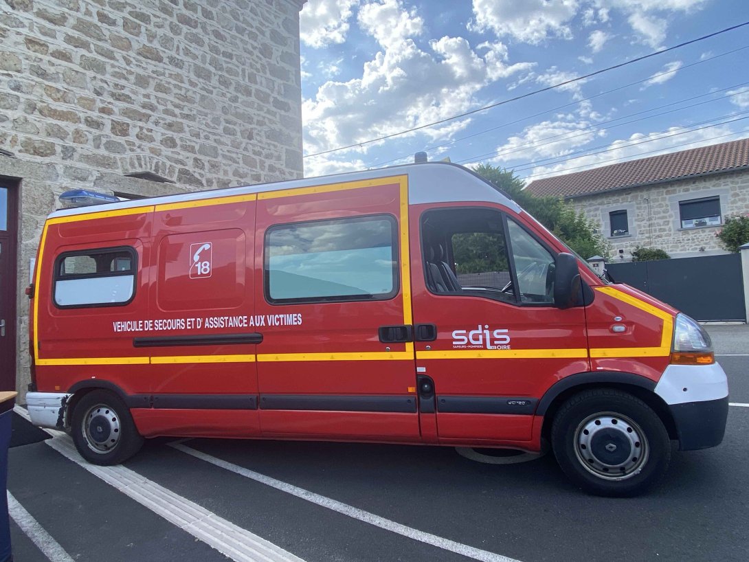 ambulance pompier devant la maison de santé